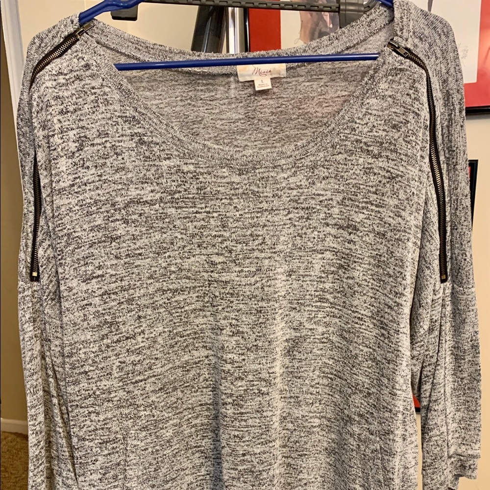 Cute zip shouldered top, L